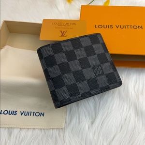 Wallets for men which are available in multiple brand